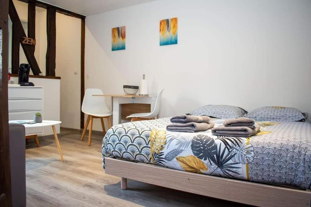 Studio Charmant Confortable Tv Centre Ville Лувие Екстериор снимка
