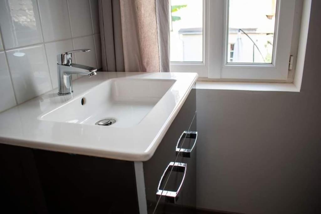 Studio Charmant Confortable Tv Centre Ville Лувие Екстериор снимка