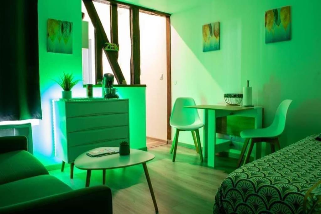 Studio Charmant Confortable Tv Centre Ville Лувие Екстериор снимка