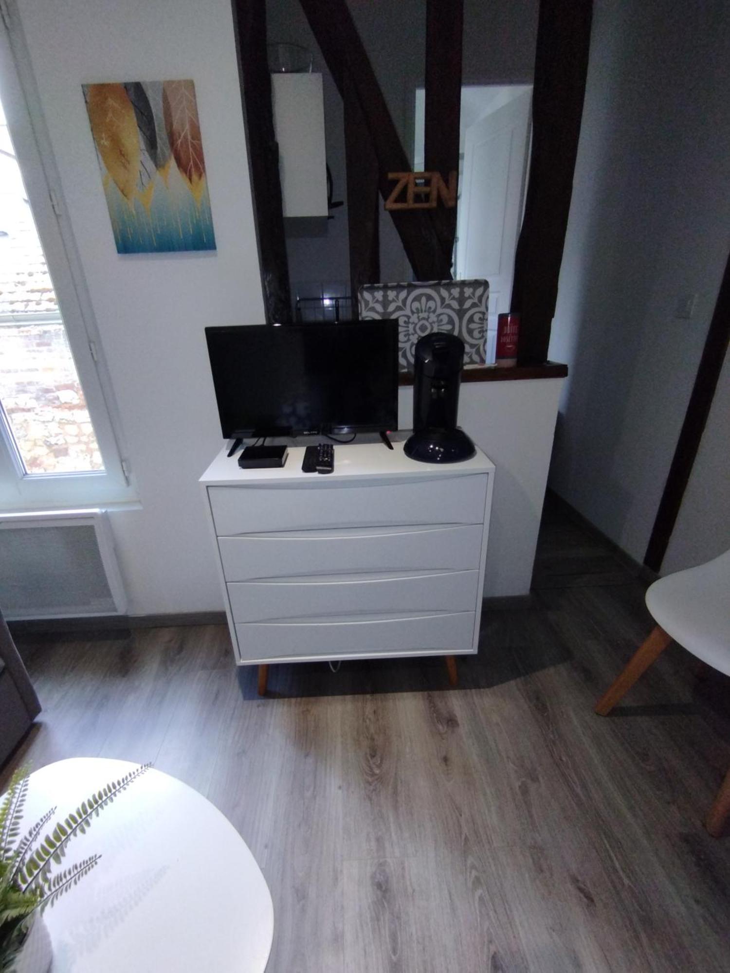 Studio Charmant Confortable Tv Centre Ville Лувие Екстериор снимка